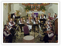 Vorweihnachtliches Benefizkonzert der Roßfelder Dorfmusikanten begeistert Konzertbesuche